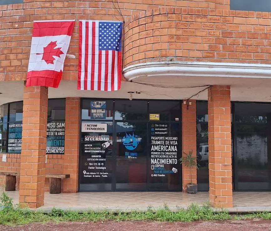 Fachada de MAS Trámites con las banderas de Canadá y Estados Unidos