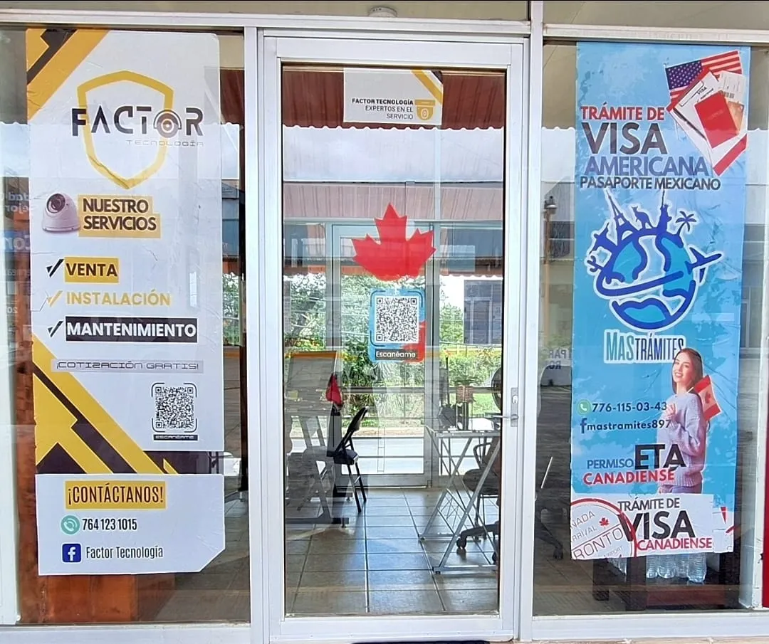 Fachada de la oficina de MAS Trámites con carteles de sus servicios