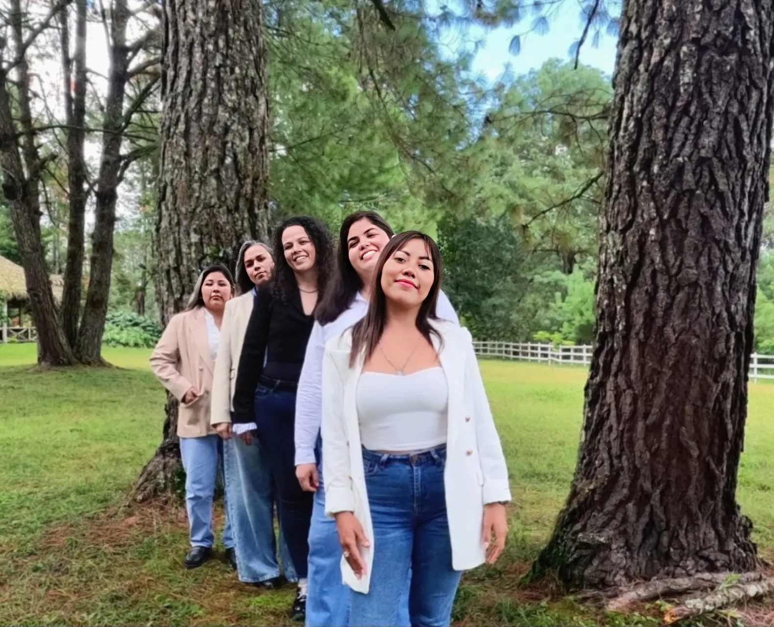 Integrantes del equipo de MAS Trámites en un bosque