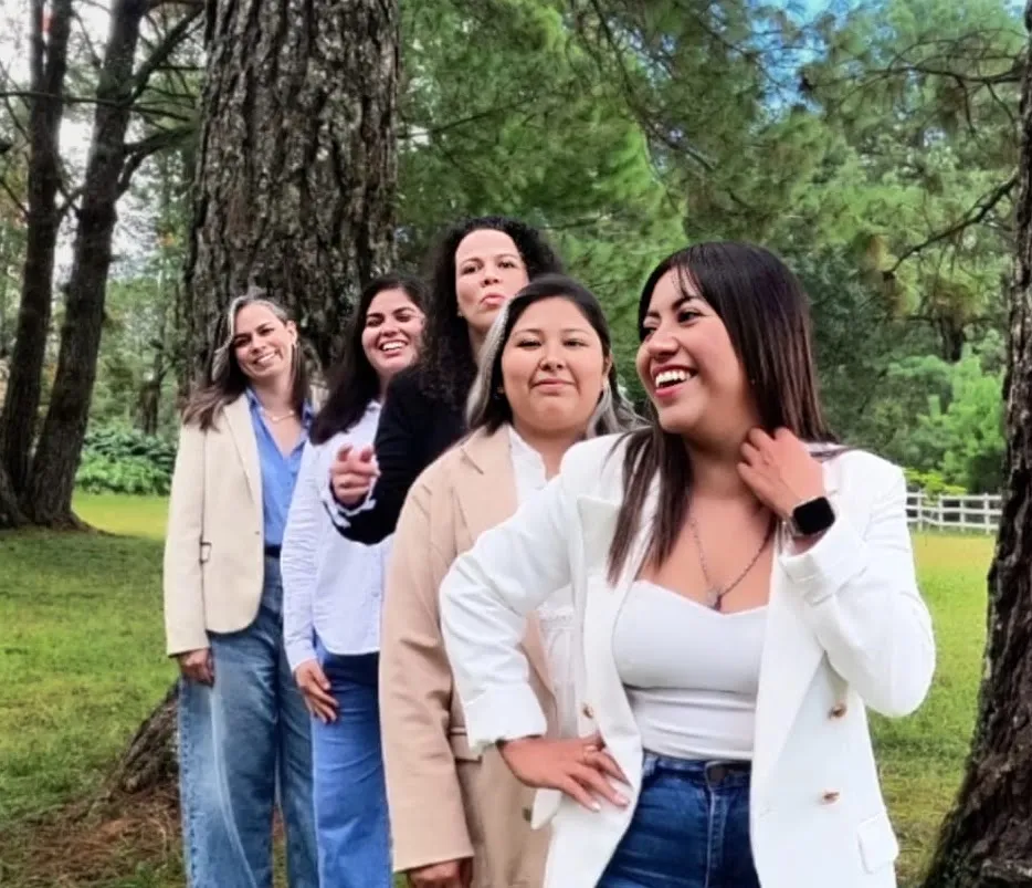 Equipo de MAS Trámites sonriendo