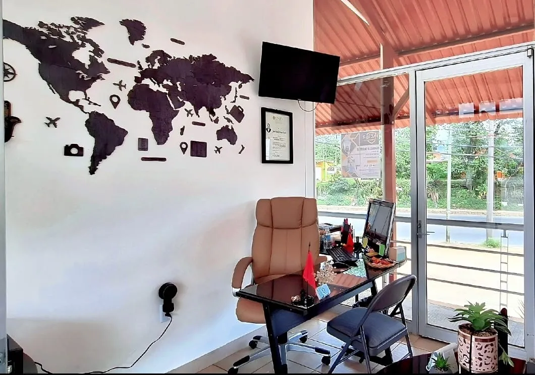 Interior de la oficina con un mapamundi en la pared