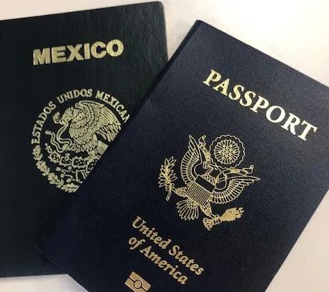 Pasaportes de México y de Estados Unidos sobre una mesa