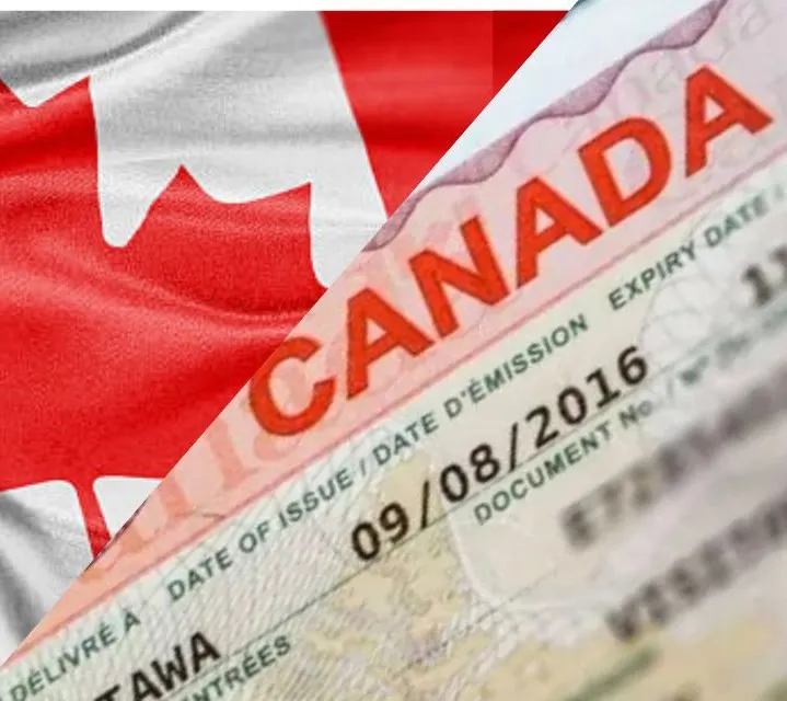 Visa canadiense en un pasaporte junto a la bandera de Canadá